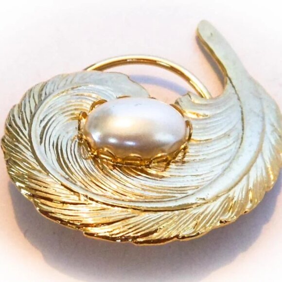 Vintage Jerri-Lou Gold Tone Feather Scarf Clip Faux Pearl - Picture 5 of 6